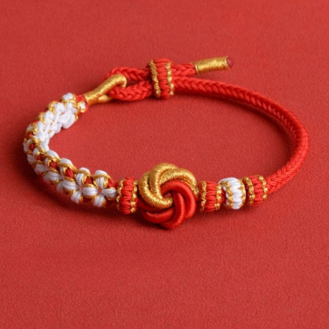 Bracelet Japonais Tressé Porte Bonheur sur fond rouge