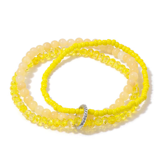 Bracelet Jaune Triple à Perles sur fond blanc