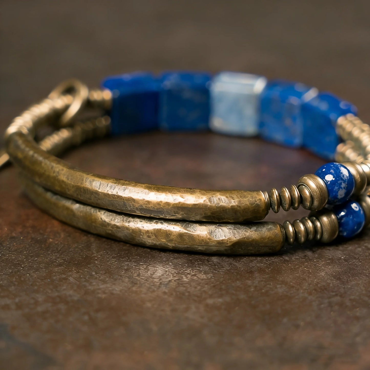 Bracelet Lapis Lazuli Femme Cubes Laiton Martelé