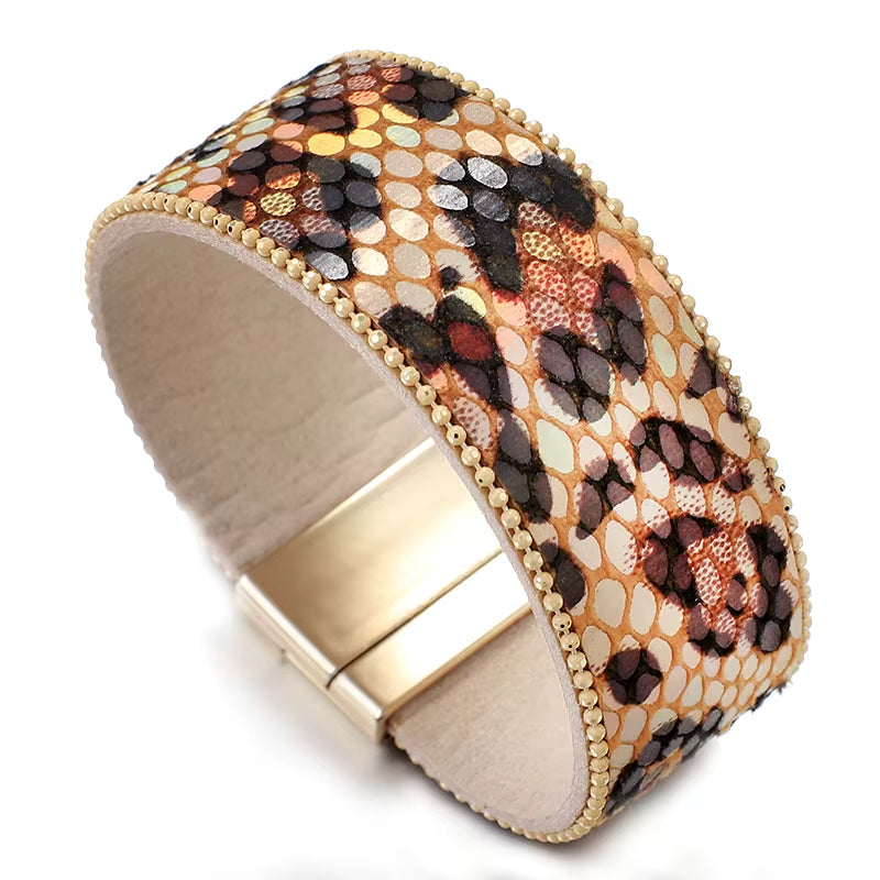 Bracelet Léopard Tendance en Cuir sur fond blanc