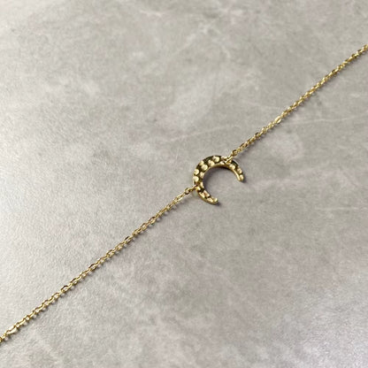 Bracelet Lune Doré en Acier Inoxydable sur fond gris