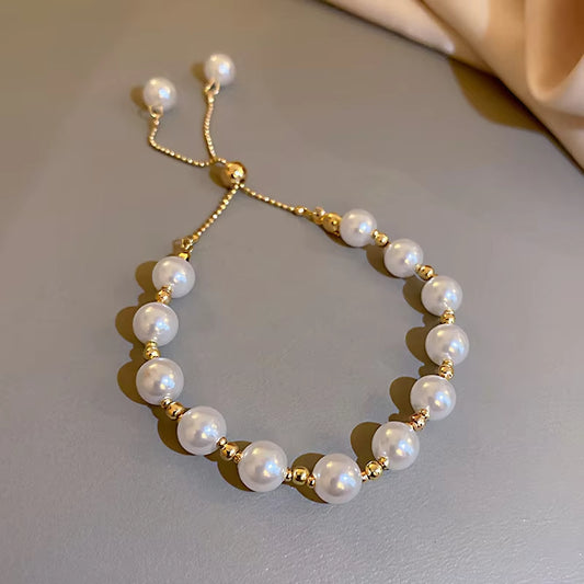 Bracelet Perle Blanche Chic sur fond gris