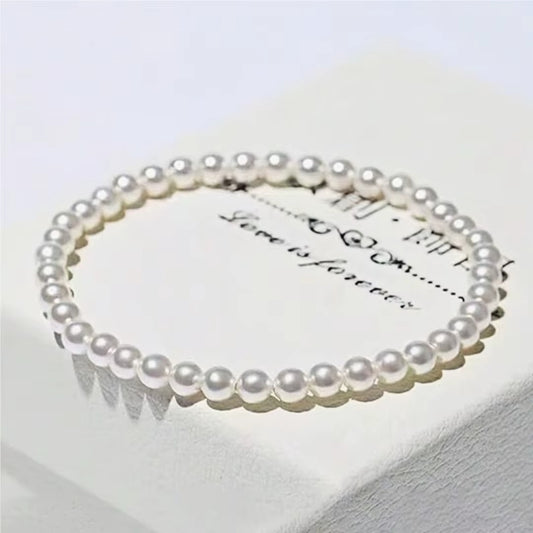 Bracelet Perle Blanche Vintage sur fond blanc
