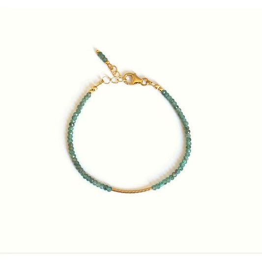 Bracelet Pierre Bleue Chic et Féminin sur fond blanc