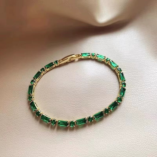 Bracelet Pierre Verte Luxueux sur fond beige